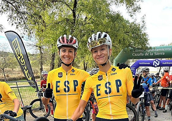 Natalia Fischer y María Reyes Murillo con sus maillots amarillos que les acredita como ganadoras de la Copa de España.
