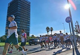 Participantes de la prueba 5K esta mañana en Badajoz nada más salir.
