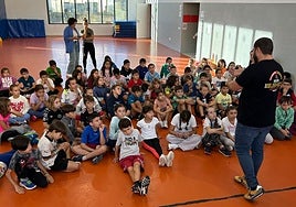 Cristo Gamero durante una de las charlas para abordar el acoso en un centro escolar.