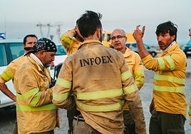Bomberos del Infoex durante el incendio de Jarilla el pasado verano.