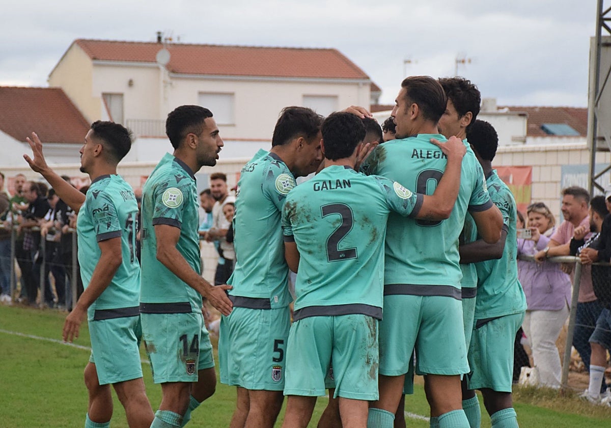 Los jugadores del Badajoz celebran el segundo gol de Bermúdez en Pueblonuevo.