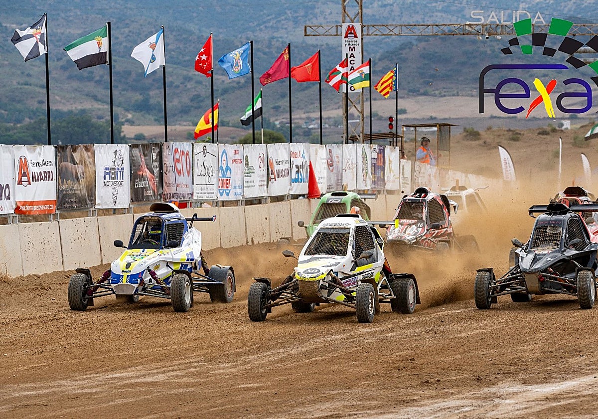Momento de la carrera de los car cross, la más emocionante por estar más abierta la lucha por el título nacional.