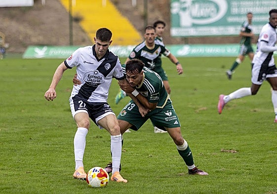 Oussama El Goumiri trata de llevarse el balón en el duelo ante el Ourense.