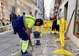 Un operario de la brigada de obras, este lunes en la calle Pintores de Cáceres.