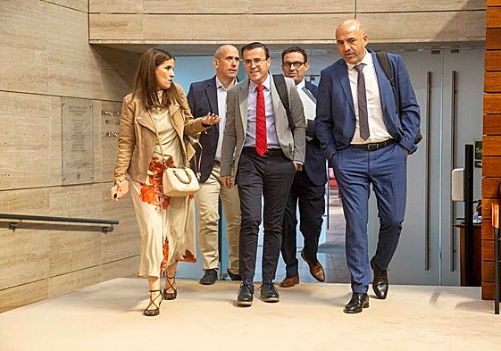 Gallardo y otros diputados del PSOE entran en el hemiciclo.