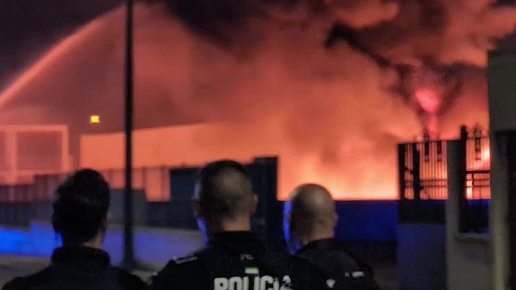 Incendio en una antigua empresa de plásticos en Don Benito