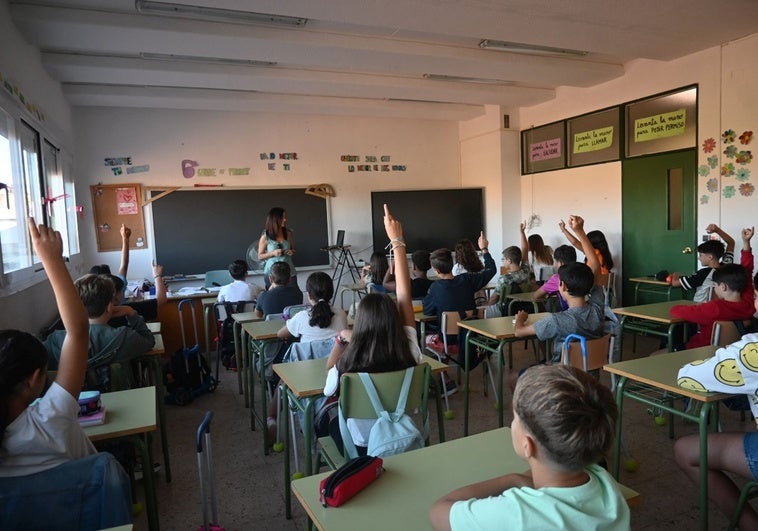 Educación destina 3,3 millones a la renovación del mobiliario de 280 colegios