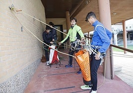Varios alumnos y un profesor durante una clase práctica de un ciclo de FP en un instituto de Cáceres.