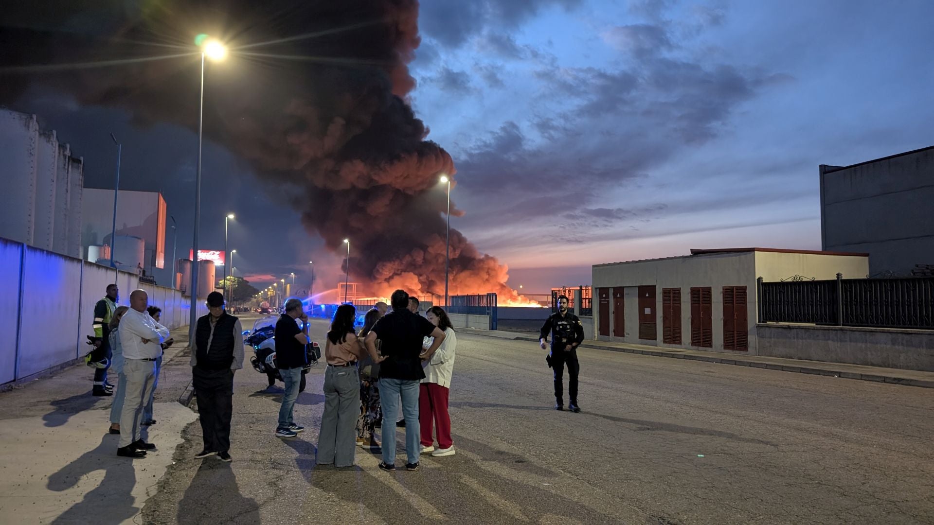 Así ha sido el incendio en el polígono industrial de Don Benito