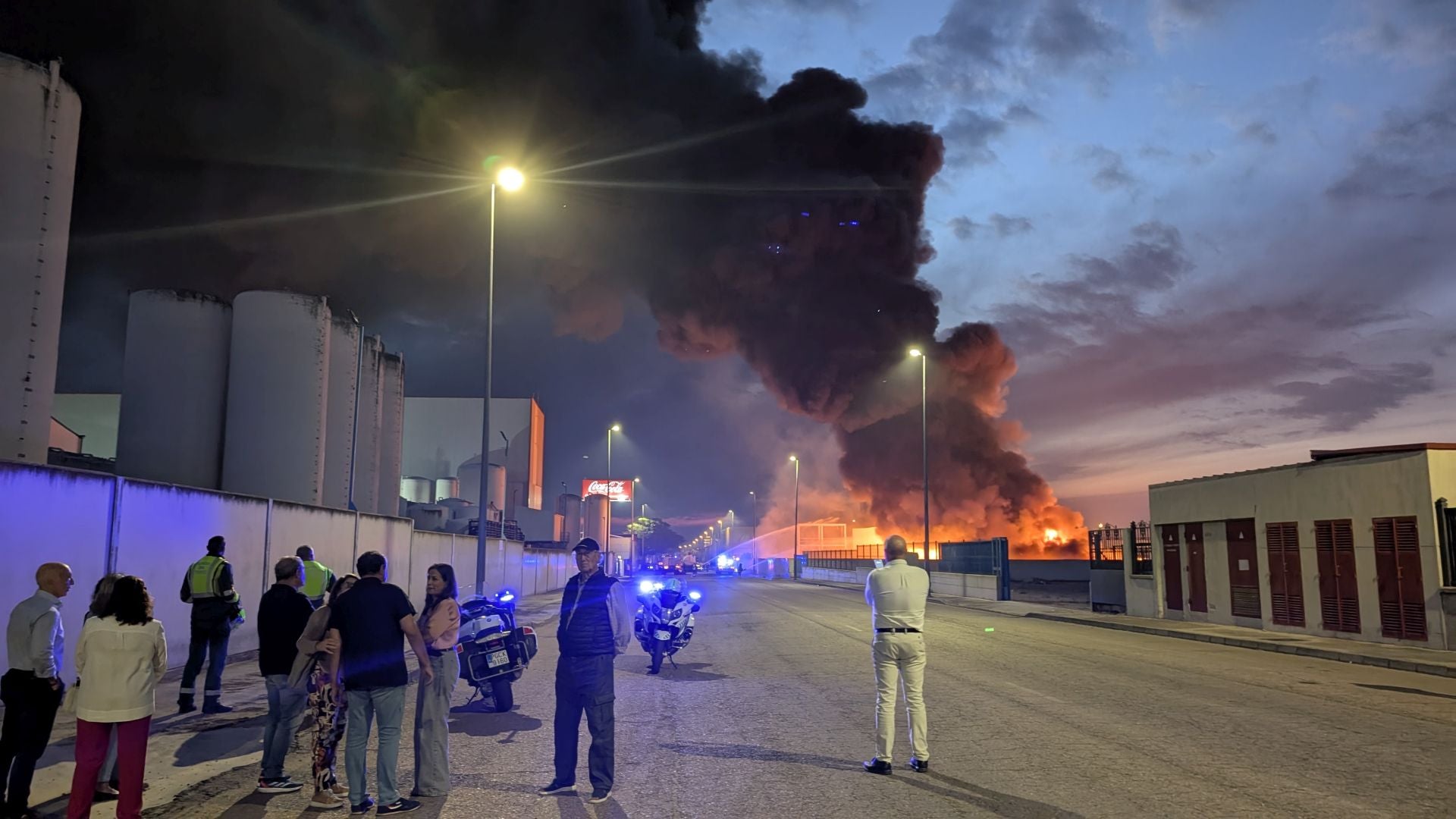 Así ha sido el incendio en el polígono industrial de Don Benito