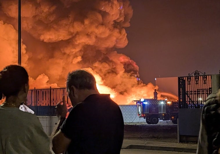 Un incendio arrasa una antigua fábrica de plásticos de Don Benito