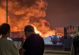 Labores de extinción de los bomberos.