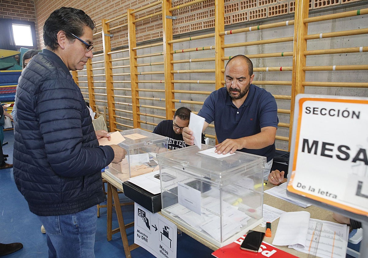 Votaciones en Cáceres, con dos urnas, en las elecciones de 2023.