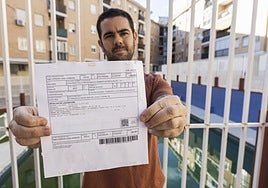 Guillermo Anselmo, presidente de una comunidad de propietarios de Badajoz que ha recibido el recibo de la tasa de basuras por la piscina.