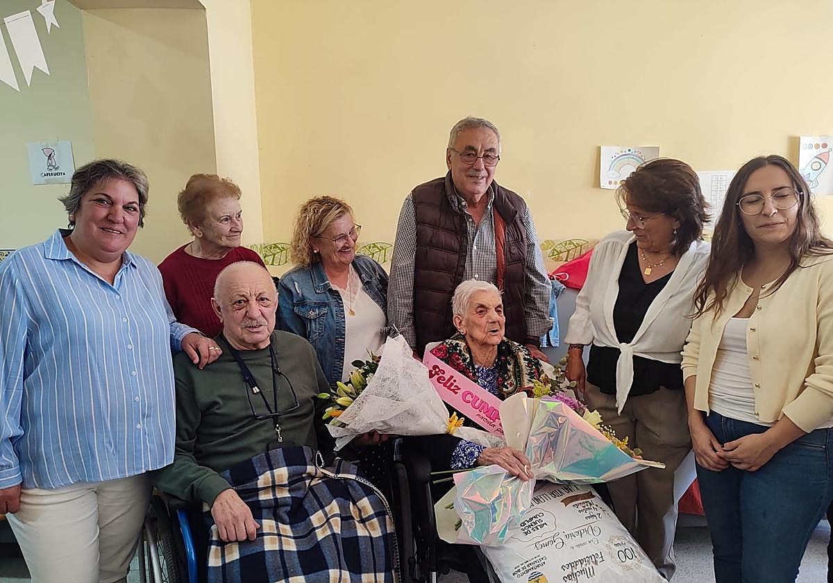 Victoria Gómez, de Castañar de Ibor, celebra un siglo de vida junto a su familia