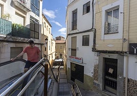 Edificio en el que se llevaba a cabo la explotación sexual de varias mujeres en Cáceres.