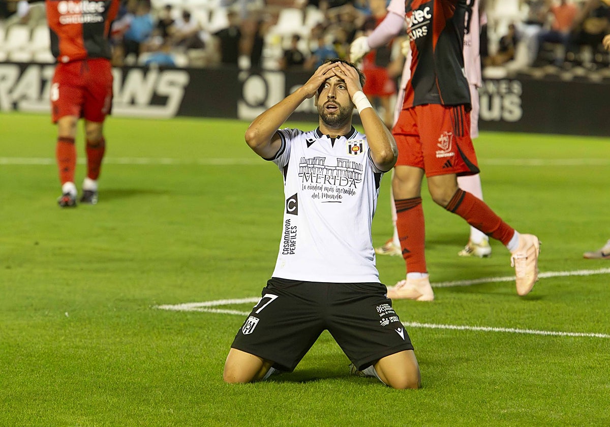 Chiqui se lamenta de una ocasión fallada en el choque ante la Ponferradina.
