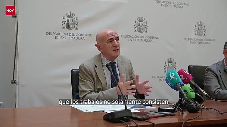 Las máquinas empiezan a retirar el nenúfar mientras el Gobierno prepara el concurso de la segunda fase