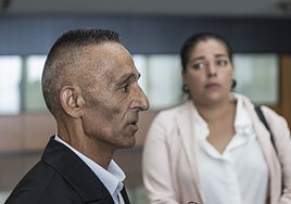 Alan Pérez junto a su mujer María a la salida del juicio.