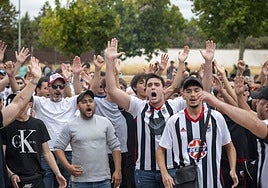 La afición del Badajoz muestra su indignación en el exterior del Nuevo Vivero al no disputarse el partido ante el Azuaga.