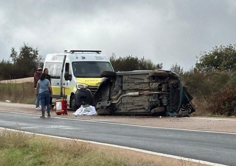 Aparatoso accidente con vuelco en la provincia de Badajoz