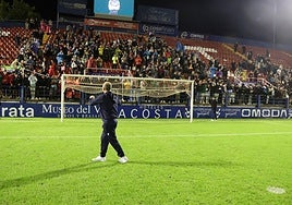 Cisqui se dirige a la grada del Francisco de la Hera para agradecer a la afición su apoyo.