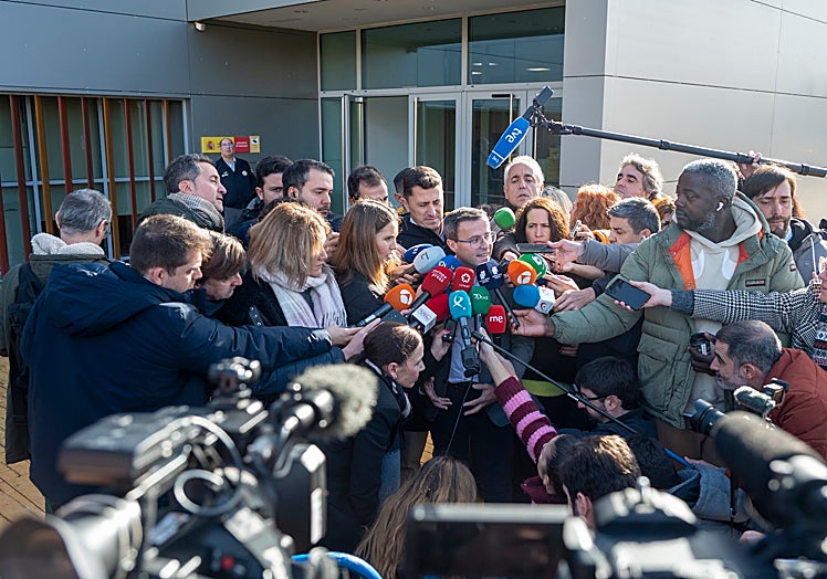 El presidente, Miguel Ángel Gallardo, rodeado de periodistas el día de su declaración ante la jueza Biedma.