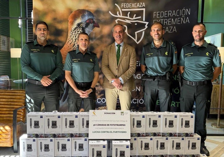 Fedexcaza refuerza la lucha contra el furtivismo con la entrega de 56 cámaras de fototrampeo a la Guardia Civil