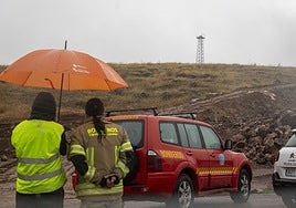 Los bomberos del SEPEI en la zona en la que se produjo el intento de suicidio este miércoles.