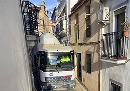 Hormigonera en la calle Consolación, hace unos días, en dirección contraria.