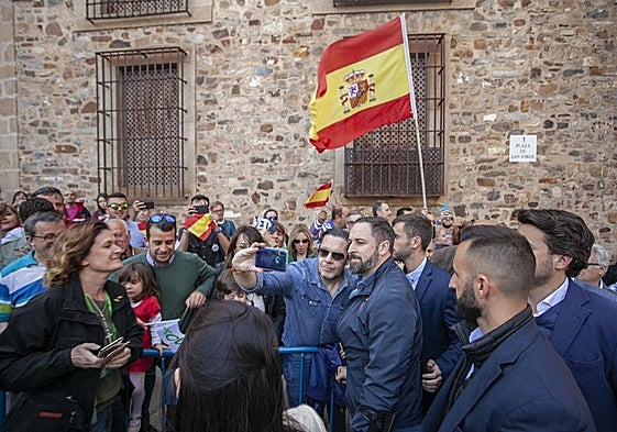 Santiago Abascal en 2019 durante un acto público de Vox en la plaza de San Jorge de Cáceres.