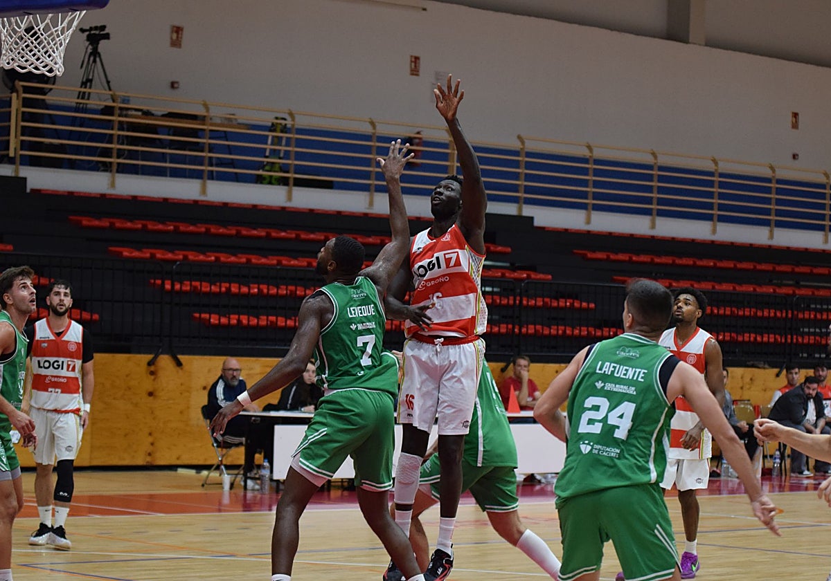 Wildens Leveque trata de tapar un tiro del Logrobasket en el duelo de la Copa de España disputado la pasada semana.