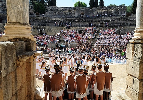 Escolares en la representación final en el Teatro dentro del programa 'La escuela adopta un monumento'.