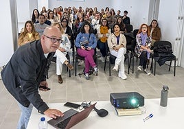 Pedro Martín-Barrajón, experto en conductas suicidas, durante la formación con trabajadores del Ayuntamiento de Badajoz.