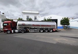 Camión cisterna llenado en Medina de las Torres para suministrar agua a los vecinos de Valencia del Ventoso.
