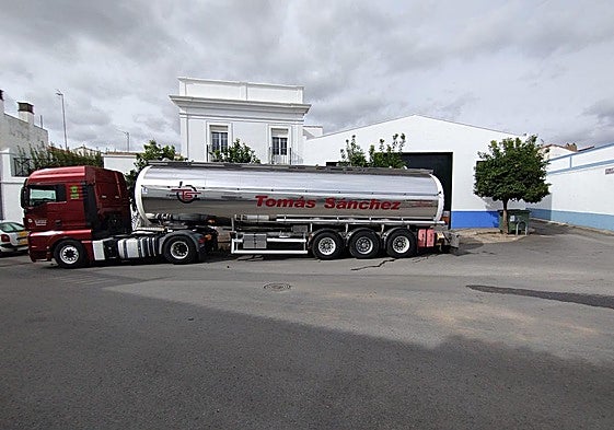 Camión cisterna llenado en Medina de las Torres para suministrar agua a los vecinos de Valencia del Ventoso.