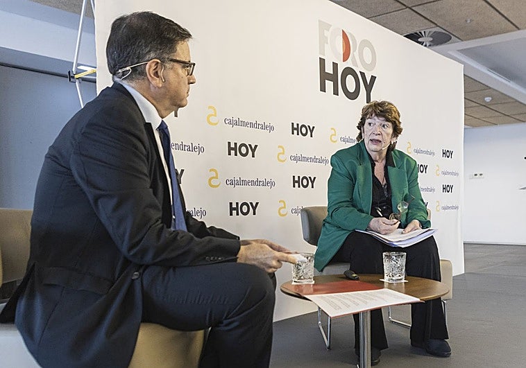 José Orantos, director de HOY, y Soledad Núñez, subgobernadora del Banco de España, durante la conversación que mantuvieron en el Foro HOY.