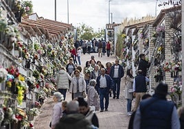 El tránsito de personas fue ayer viernes constante en el camposanto cacereño, que vivirá este sábado una jornada masiva.