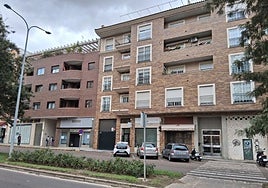 En tres portales de esta misma calle ha habido robos o intentos de robo en viviendas en los últimos días, el último anoche.