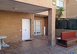 Exterior del piso tutelado en el que tuvo lugar el asesinaro de la educadora Belén Cortés, en Badajoz el pasado mes de marzo