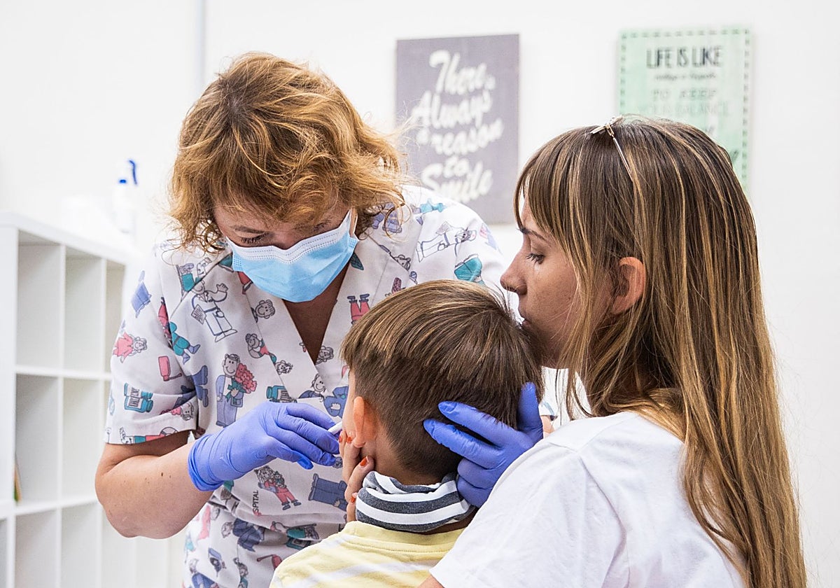 Un niño recibe la vacuna intranasal contra la gripe.