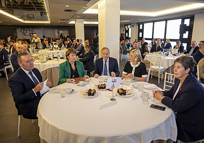 Fernando Palacios, Soledad Núñez, Álvaro Rodríguez, Elena Manzano y Maribel Cortés compartieron mesa durante el acto.