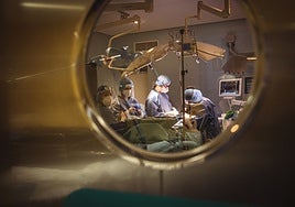 Intervención quirúrgica en un hospital de la región en una imagen de archivo.