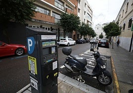 Parquímetro y zona azul en la calle Valverde Lillo antes de su conversión en plataforma única.