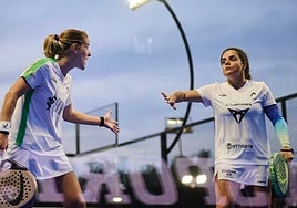 Paula Josemaría y Ariana Sánchez celebran un punto.