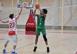 Strikker lanza a canasta en el duelo copero ante el Logrobasket.