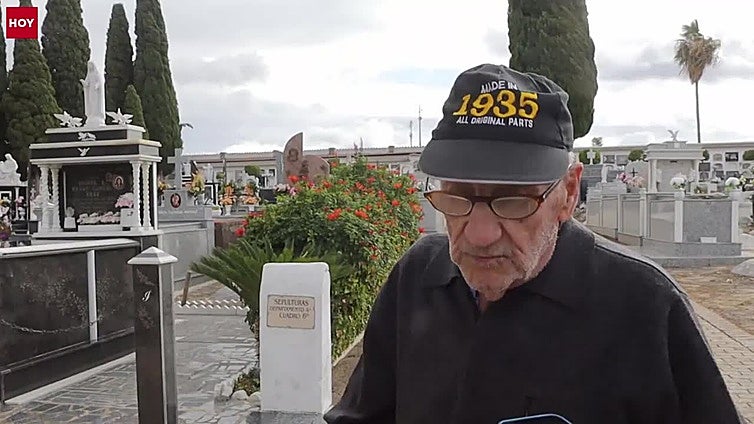 Afluencia en el cementerio viejo de Badajoz en el Día de Todos los Santos