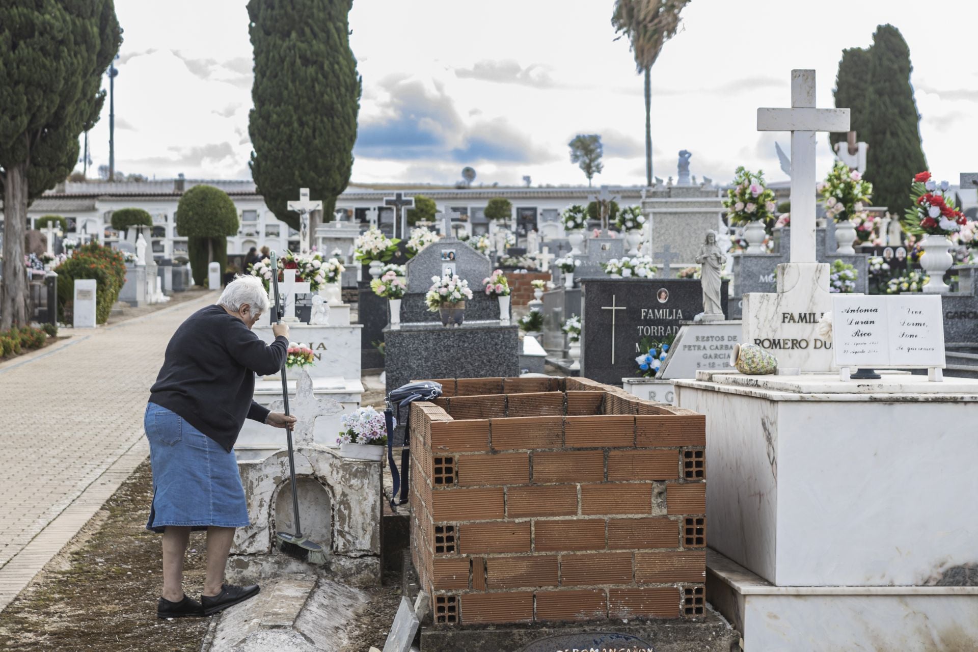 Día de Todos los Santos en el cementerio viejo de Badajoz