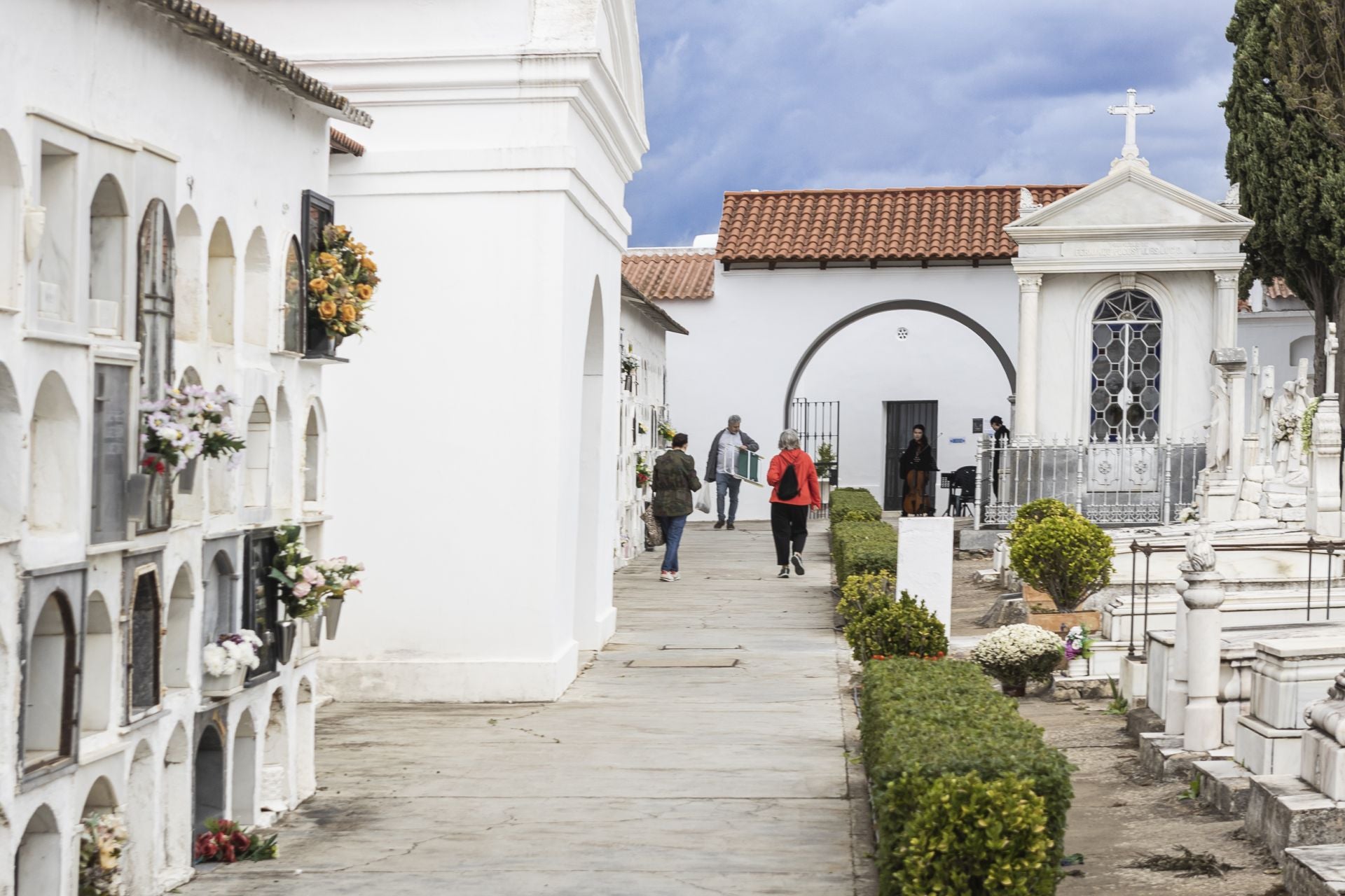 Día de Todos los Santos en el cementerio viejo de Badajoz