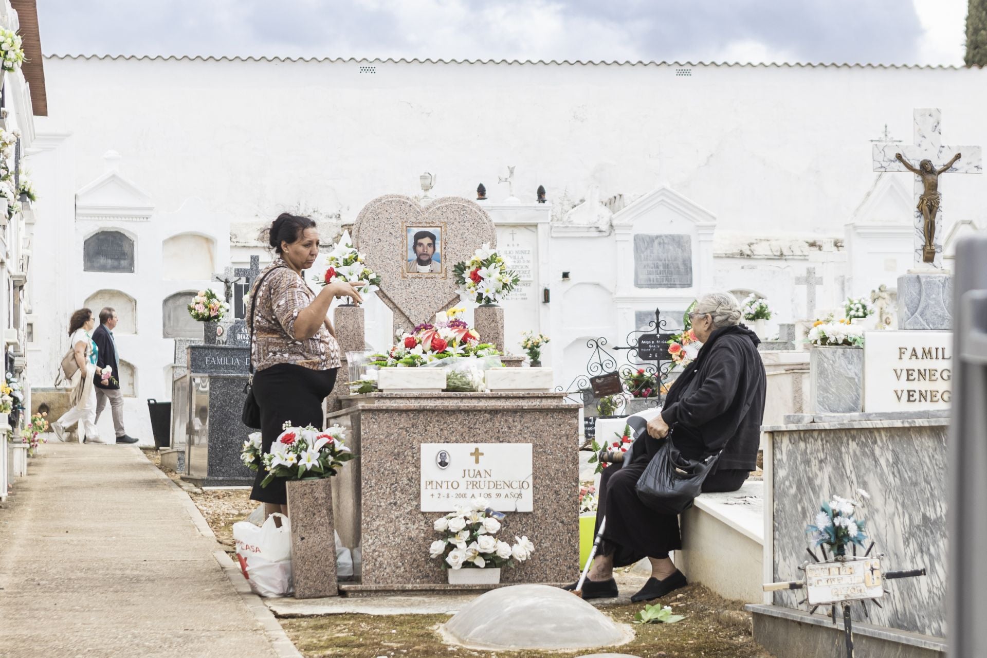 Día de Todos los Santos en el cementerio viejo de Badajoz